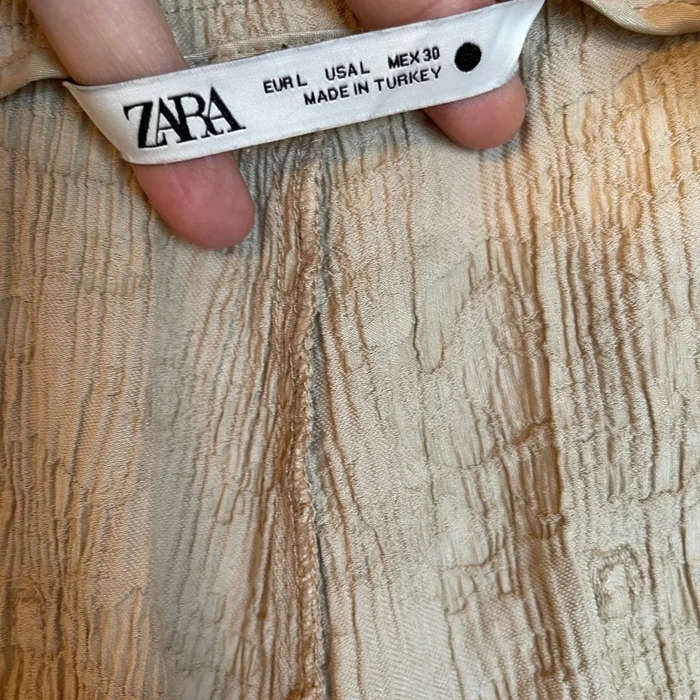 ZARA Textured Taupe Ankle Pants Women’s L Crinkle Fabric Modern Spring‎